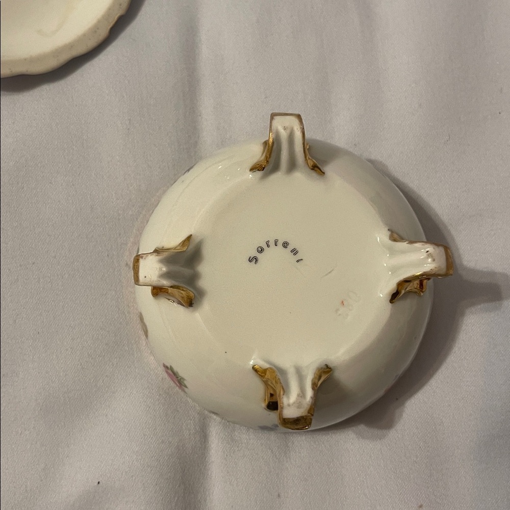 Vintage Round‎ Floral Porcelain Trinket Box with Gold Feet - Picture 4 of 4